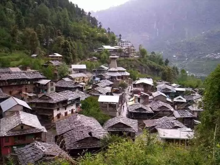 हिमाचल का एक अनोखा गांव, जहां कुछ भी छू नहीं सकते!!