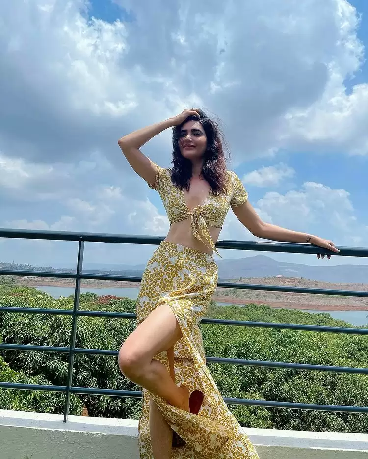 Karishma Tanna ने उड़ाए फैन्स के होश, देखें हॉट तस्वीरें