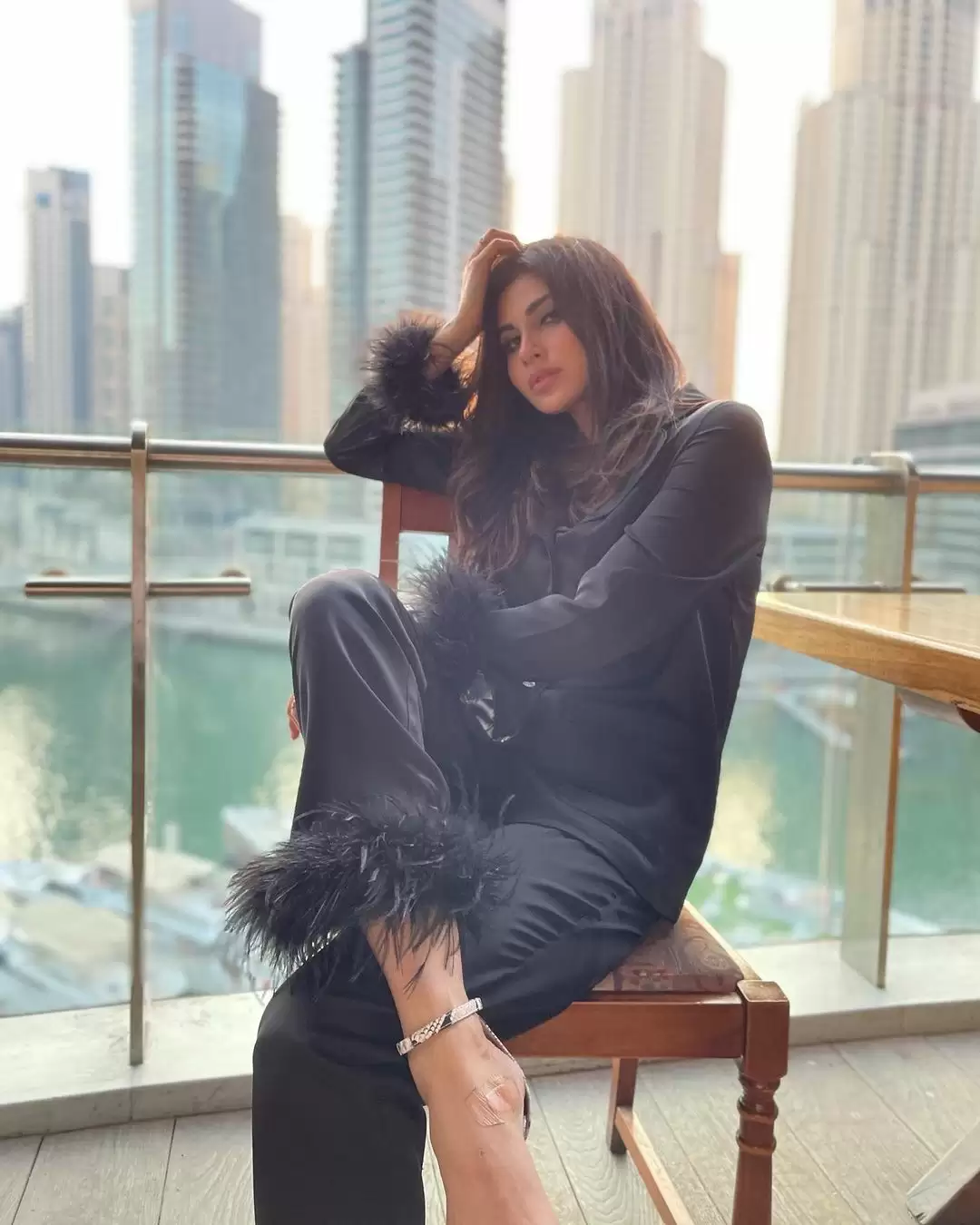 Mouni Roy ने फिर दिखाया अपना ग्लैमरस लुक, तस्वीरें हुई वायरल
