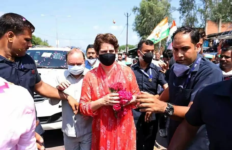 रायबरेली पहुंचीं प्रियंका, स्वागत को खड़े कार्यकर्ताओं में झड़प