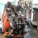 पलक झपकते ही फ्लाईओवर से गिरा ट्रक