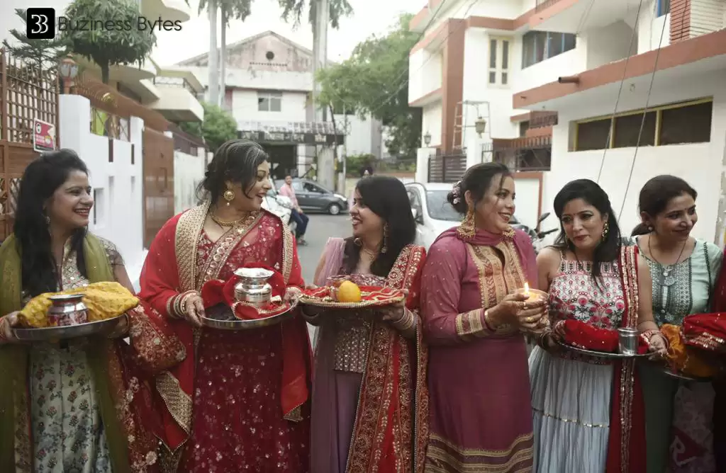 करवा चौथ : चंद्र को अध्र्य देकर सुहागिनों ने खोला व्रत