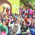 सरकारी उदासीनता से एक लाख स्वास्थ्य संविदाकर्मियों की होली का रंग हो सकता है फीका