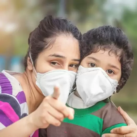 पब्लिक में मास्क पहनने से कोरोना का असर कम