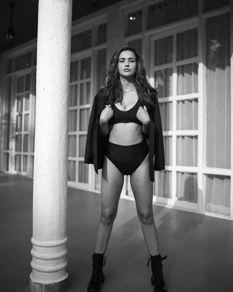 Aisha Sharma ने उड़ाए फैन्स के होश, देखे तस्वीरें