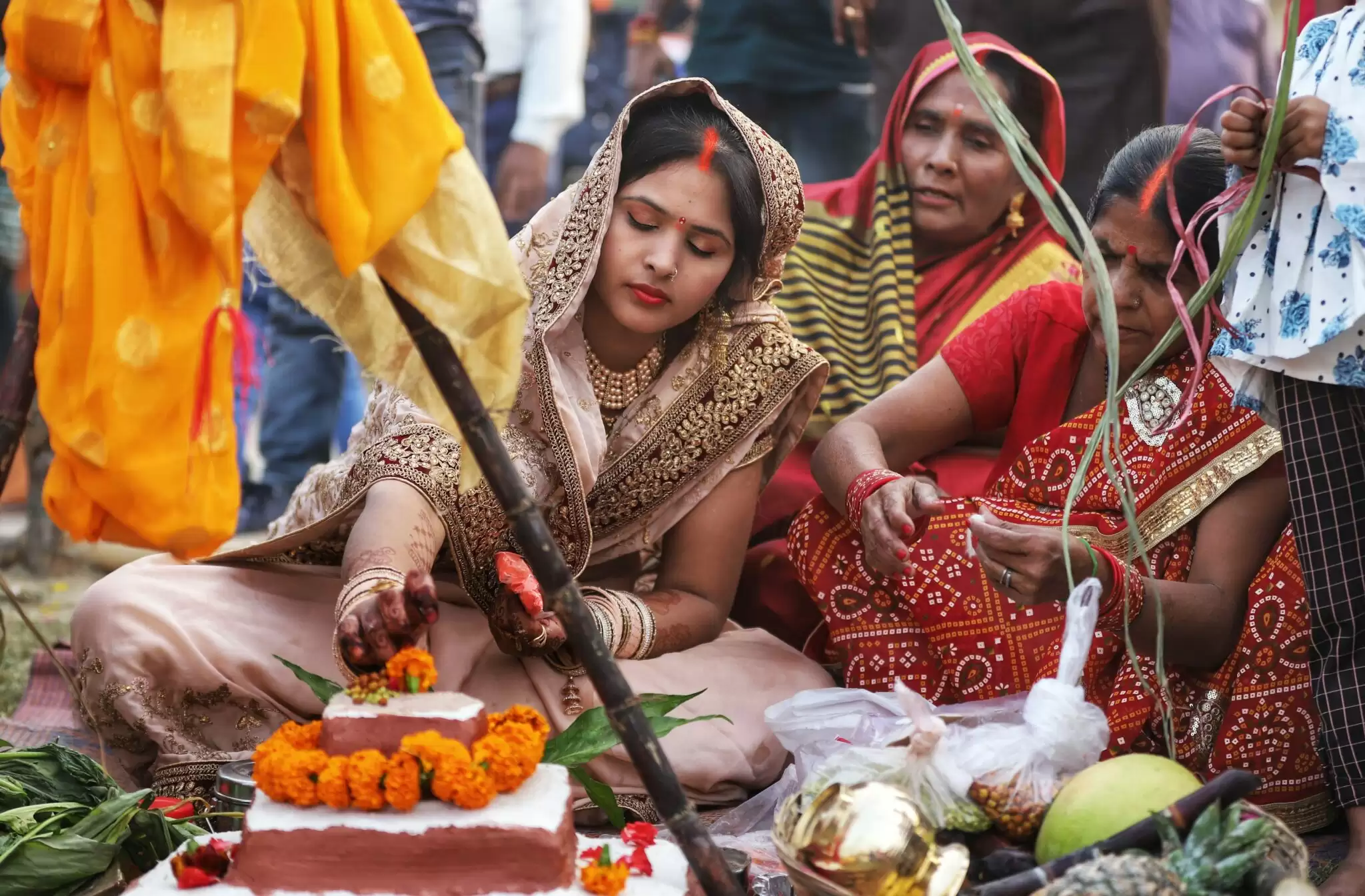 लखनऊ में गोमती नदी के तट पर छठ पूजा करती महिला