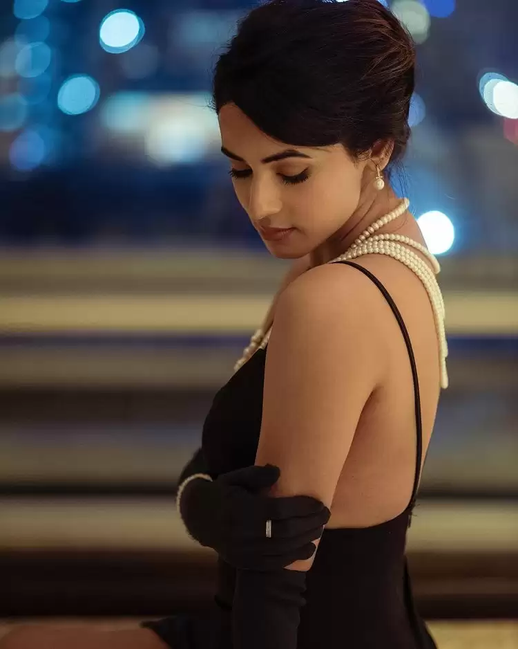 Sonal Chauhan के इस लुक को देख हो जाएंगे घायल, देखे तस्वीरें!!