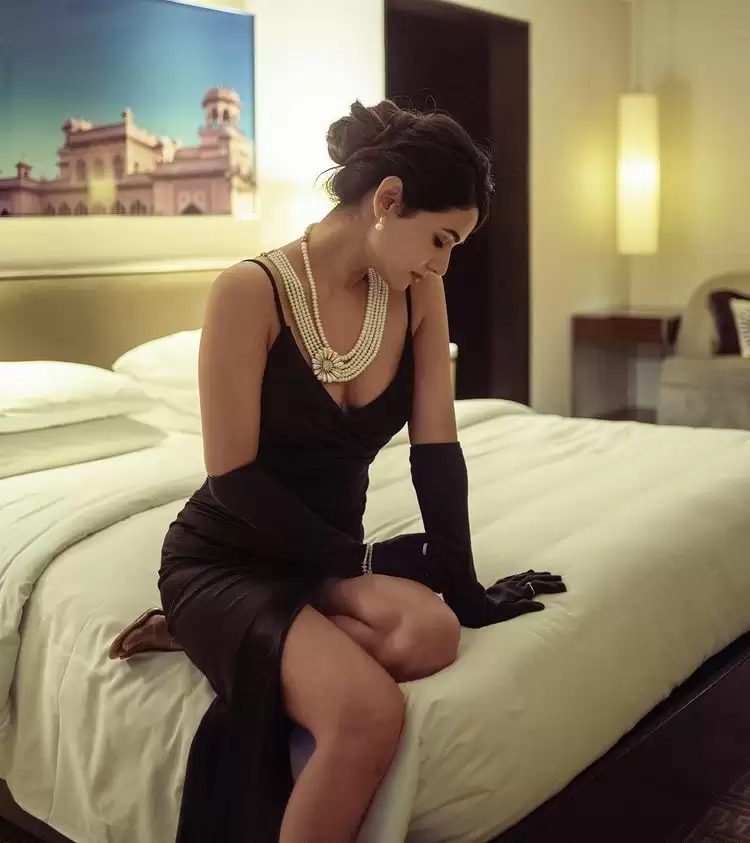 Sonal Chauhan के इस लुक को देख हो जाएंगे घायल, देखे तस्वीरें!!
