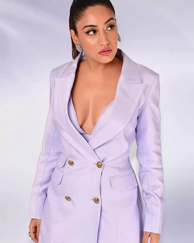 Surbhi Chandna ने मचाई सनसनी, देखे तस्वीरें !!