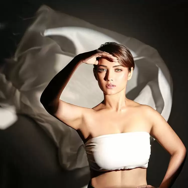 Adaa Khan लग रही है ग्लैमरस, देखे तस्वीरें!!