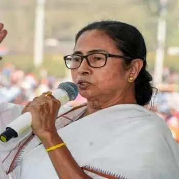 अपने ही घरों पर बमबारी कर रहे हैं भाजपाई: ममता बनर्जी