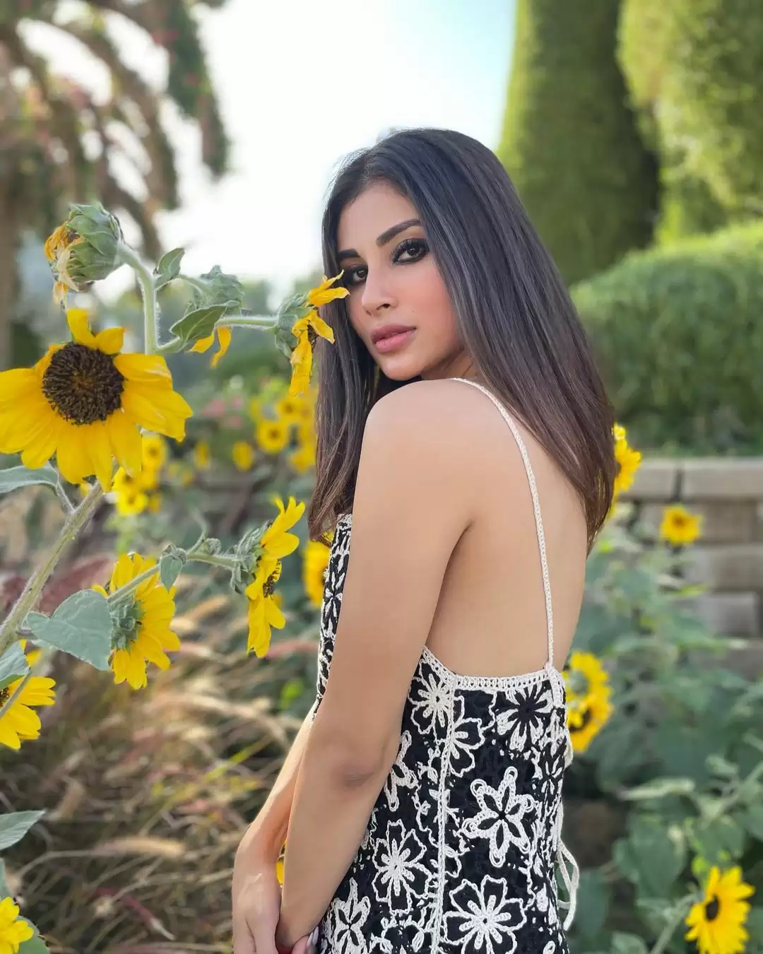 Mouni Roy ने फिर दिखाया अपना ग्लैमरस लुक, तस्वीरें हुई वायरल