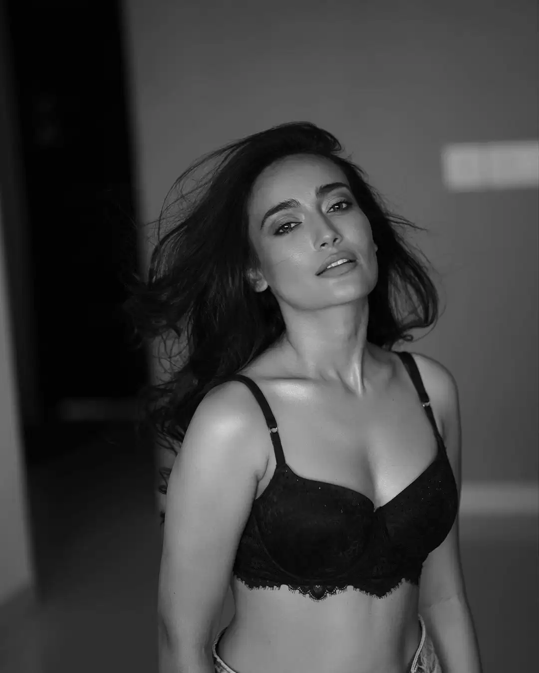 Surbhi Jyoti ने किया दिलकश अदाओं से घायल, तस्वीरें हुई वायरल