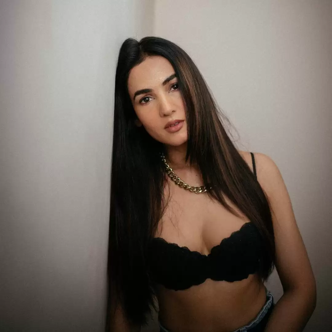 Sonal Chauhan ने कराया बोल्ड फोटोशूट, अदाओं के बिखरे जलवे