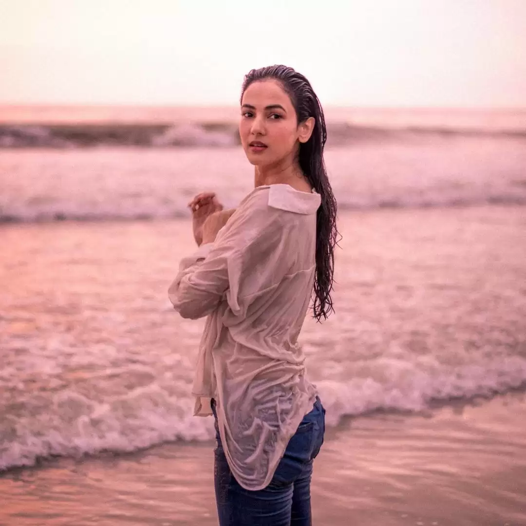 Sonal Chauhan ने कराया बोल्ड फोटोशूट, अदाओं के बिखरे जलवे