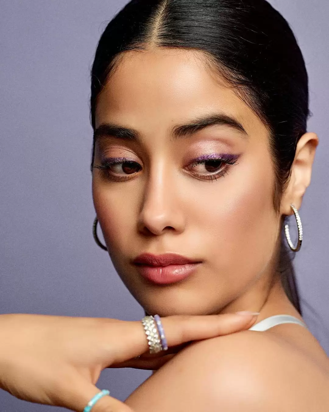 Janhvi Kapoor का ये लुक है बेहद कमाल, तस्वीरों से मचाई सनसनी