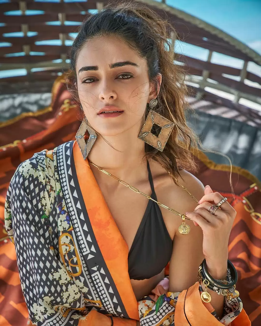 Ananya Pandey का ये बोल्ड लुक दिल थाम कर देखें!!
