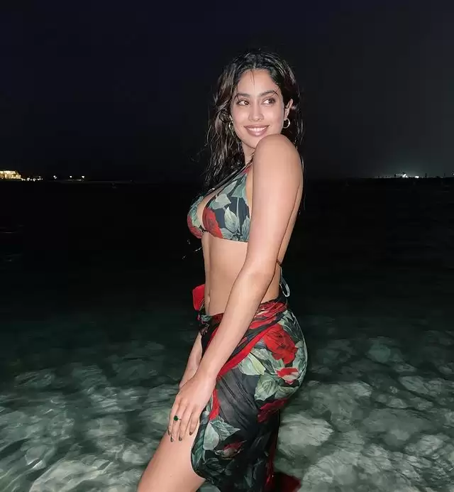 Janhvi Kapoor ने सोशल मीडिया पर लगाई आग, देखे तस्वीरें