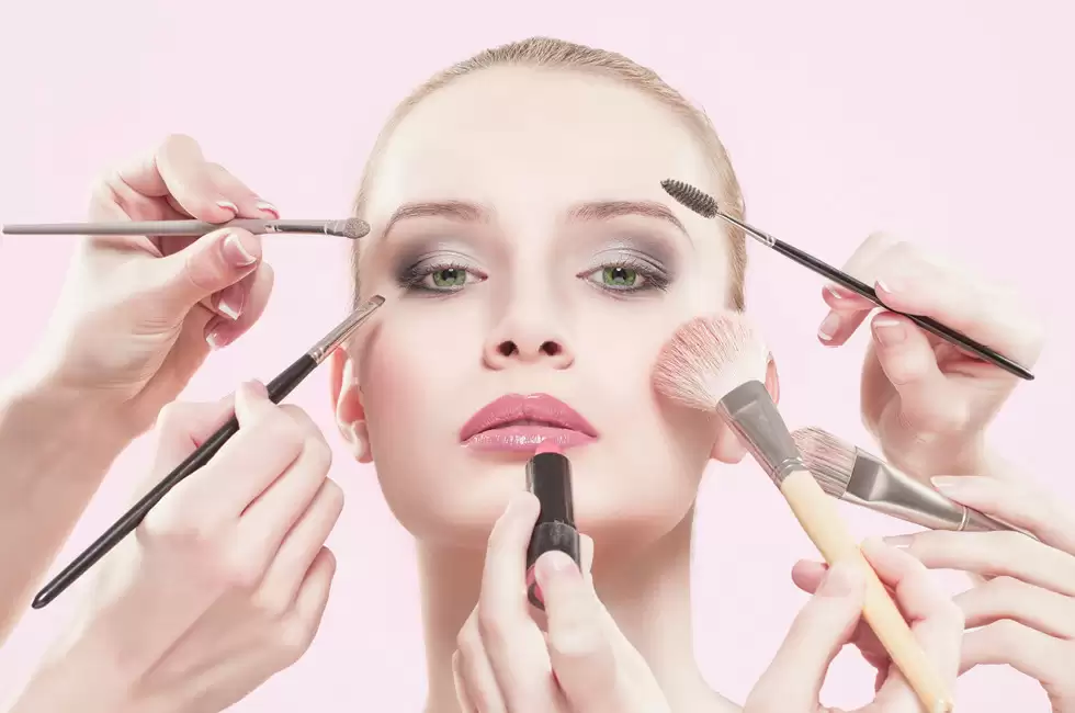 Makeup Tips: जानिए घर में किस तरह से करें प्रोफेशनल मेकअप, पार्लर जाने की जरूरत नहीं पड़ेगी