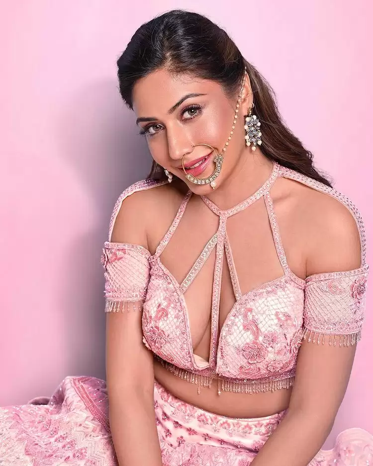 Surbhi Chandna ने मचाई सनसनी, देखे तस्वीरें !!