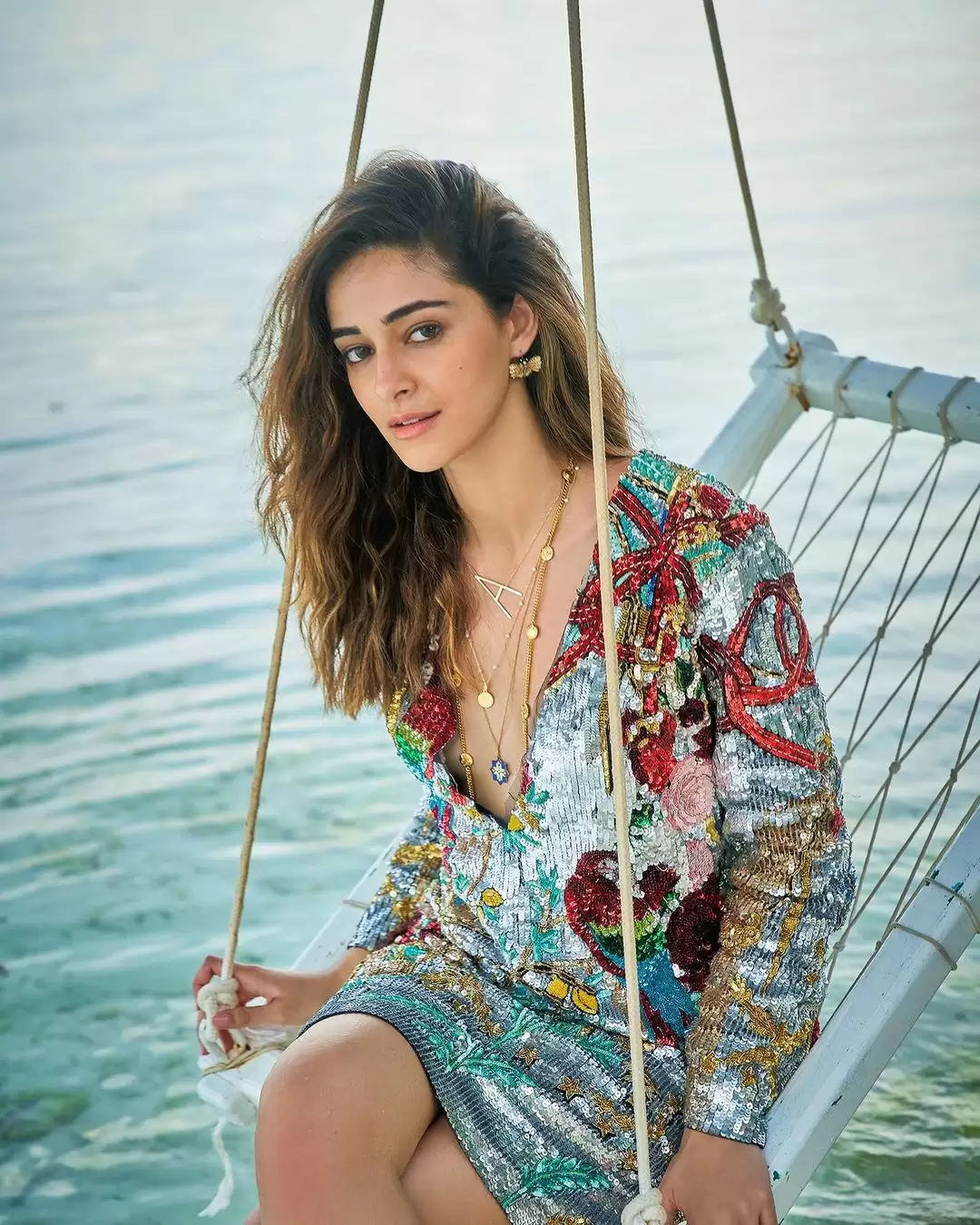 Ananya Pandey का ये बोल्ड लुक दिल थाम कर देखें!!