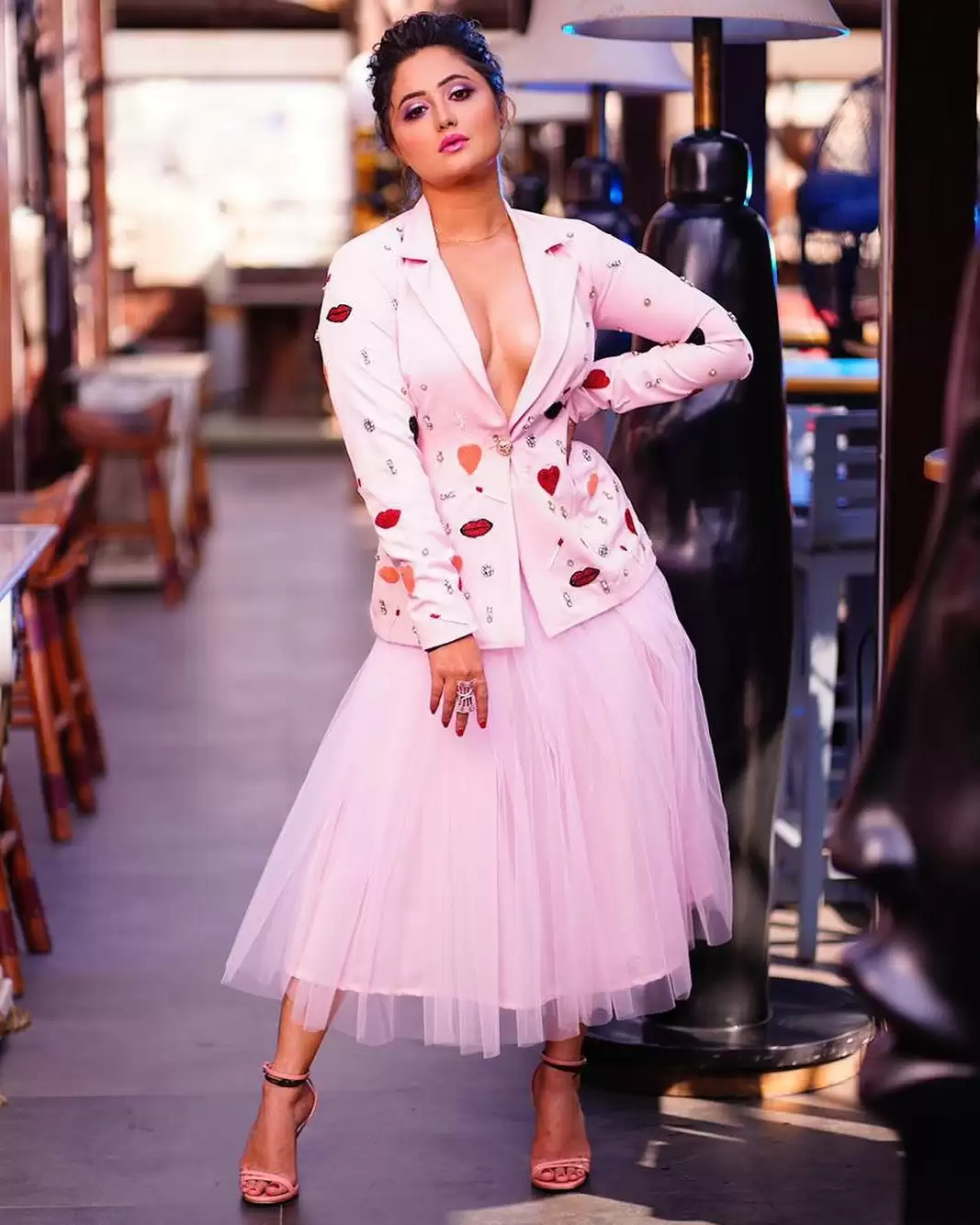 Rashmi Desai ने सोशल मीडिया पर बिखेरा अपना जलवा, देखिये तस्वीरें