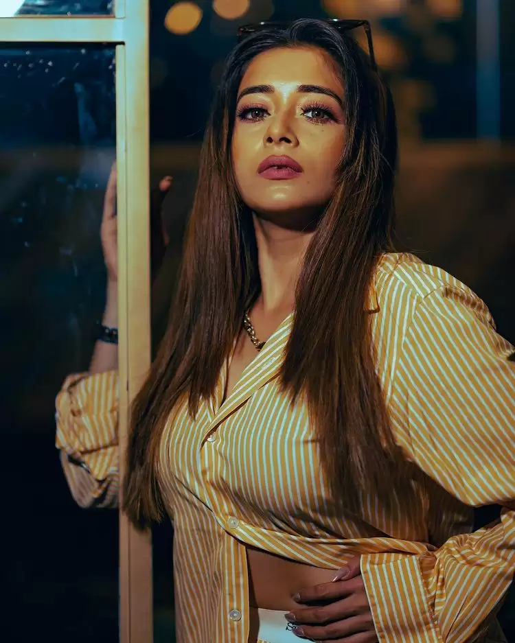 Tina Dutta ने बढ़ा दी फैंस की धड़कनें, देखे तस्वीरें!!