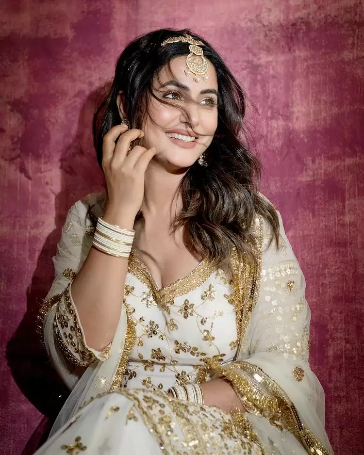 Hina Khan का ये ट्रेडिशनल लुक कर रहा है सबको दीवाना