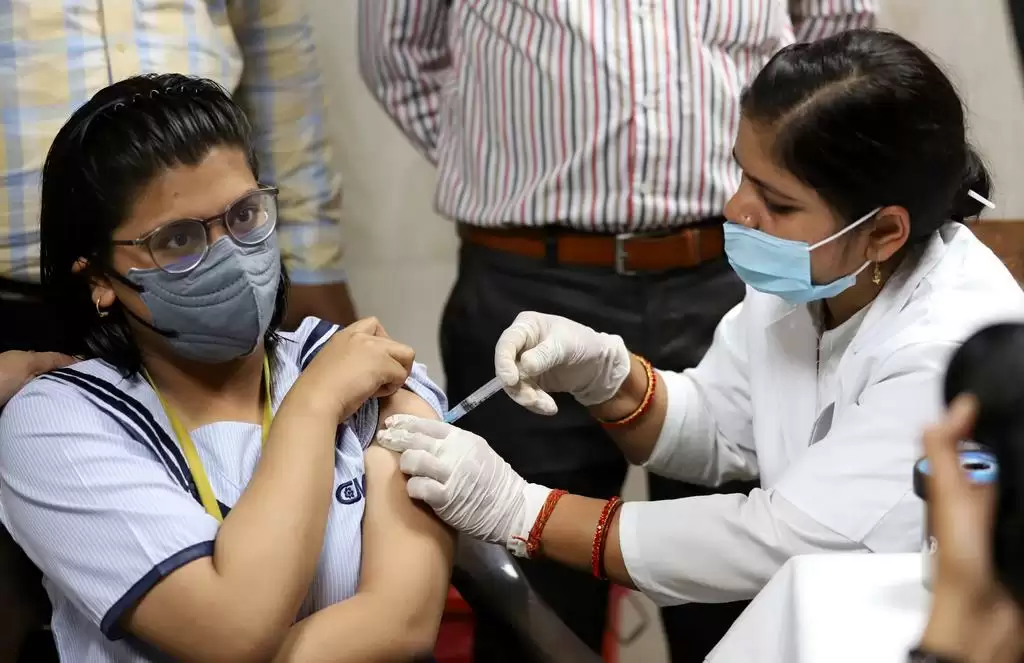Child Vaccination: कोरोना से बचाव को 12—14 वर्ष के बच्चों के लिए टीकाकरण शुरू,बूथ पर पहुंचे कार्यवाहक मुख्यमंत्री योगी