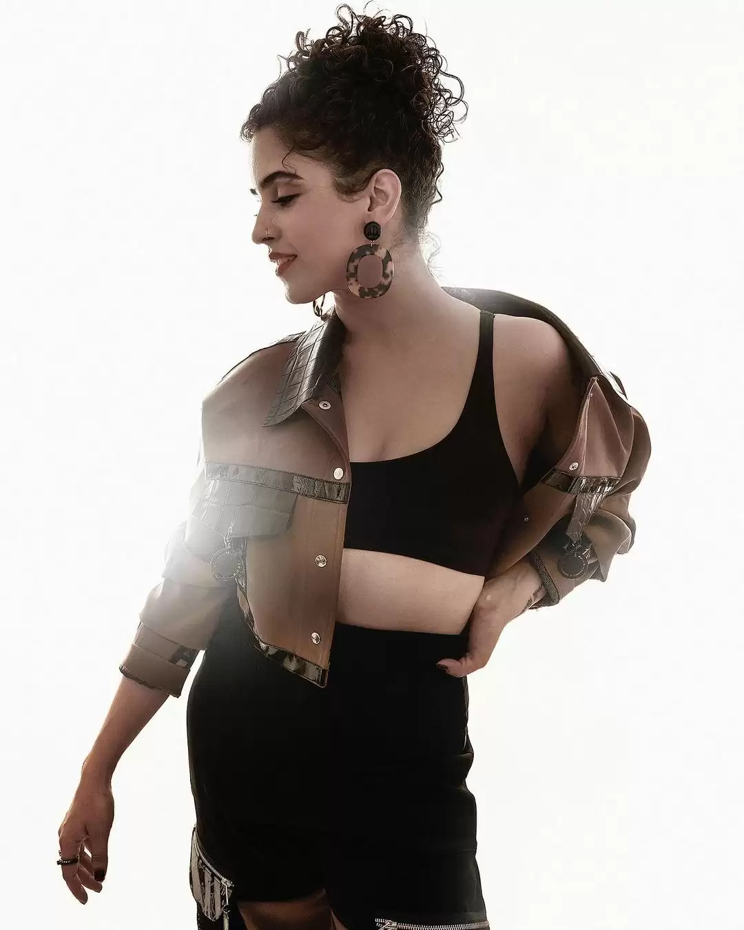 Sanya Malhotra ने बिखेरी अपनी अदाएं , तस्वीरें हुई वायरल