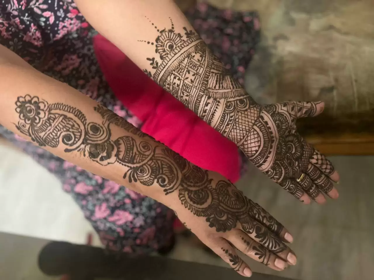 मेहंदी रचे हाथों से सोलह श्रृंगार करेंगी सुहागिने