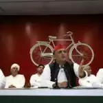 हरेंद्र मलिक और पंकज मलिक हुए साइकिल पर सवार