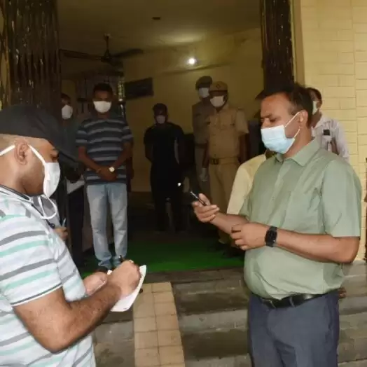 बुलंदशहर: कानपुर की घटना के बाद बाल संप्रेक्षण गृह पर डीएम का छापा