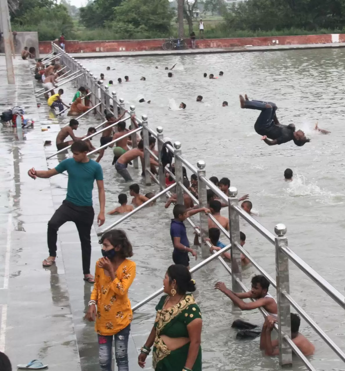 कोरोना से बेखौफ श्रद्धालुओं ने गगोल तीर्थ पर लगाई आस्था की डुबकी