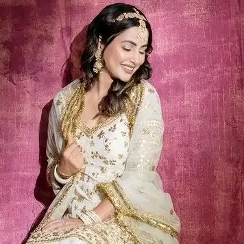 Hina Khan का ये ट्रेडिशनल लुक कर रहा है सबको दीवाना