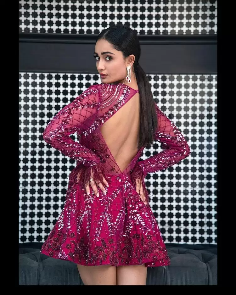 Tridha Choudhury बोल्डनेस से उड़ाती है फैंस के होश, देखे तस्वीरें