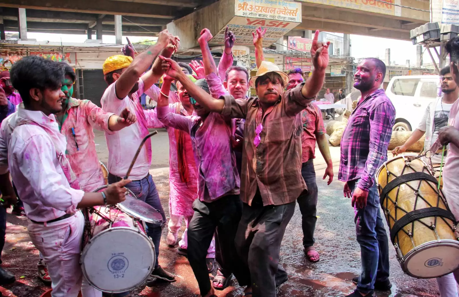 Holi Festival Images: कहां कैसे हुई रंगों की बौछार, देखे होली की रंगीन तस्वीरें!!