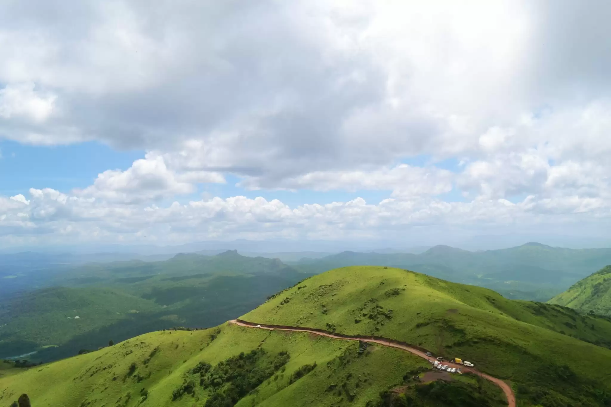 Uttarakhand Best Hill Stations: उत्तराखंड में शानदार ट्रिप के लिए बेस्ट है ये हिल स्टेशन!!