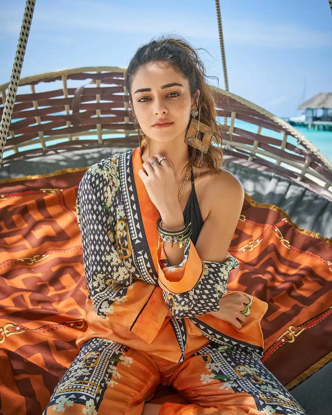 Ananya Pandey का ये बोल्ड लुक दिल थाम कर देखें!!