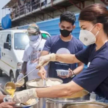 जैकलीन ने जरूरतमंदो को खिलाया खाना