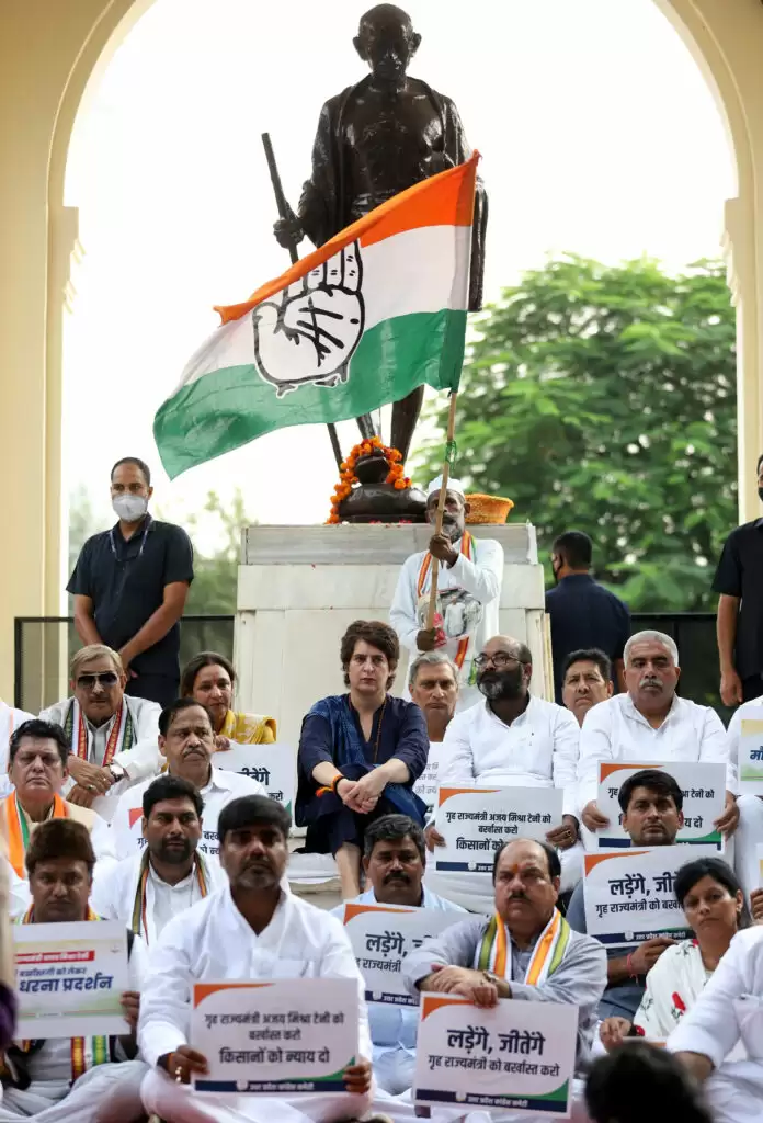 मौन धरना देकर कांग्रेस ने की केंद्रीय मंत्री को बर्खास्त करने की मांग