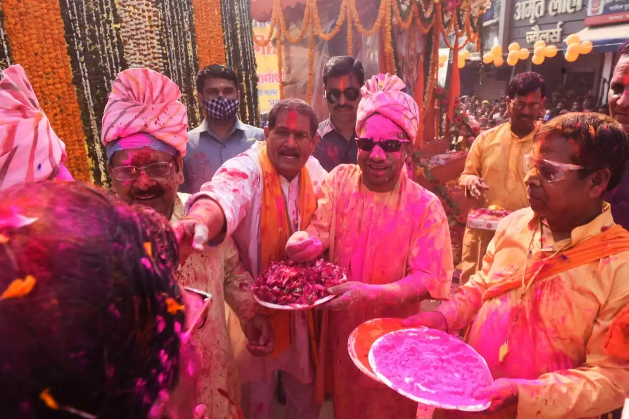 Yogi Adityanath celebrates Holi : आंखों पर काला चश्मा और गुलाबी पगड़ी पहन योगी आदित्यनाथ खूब उड़ाया रंग गुलाल