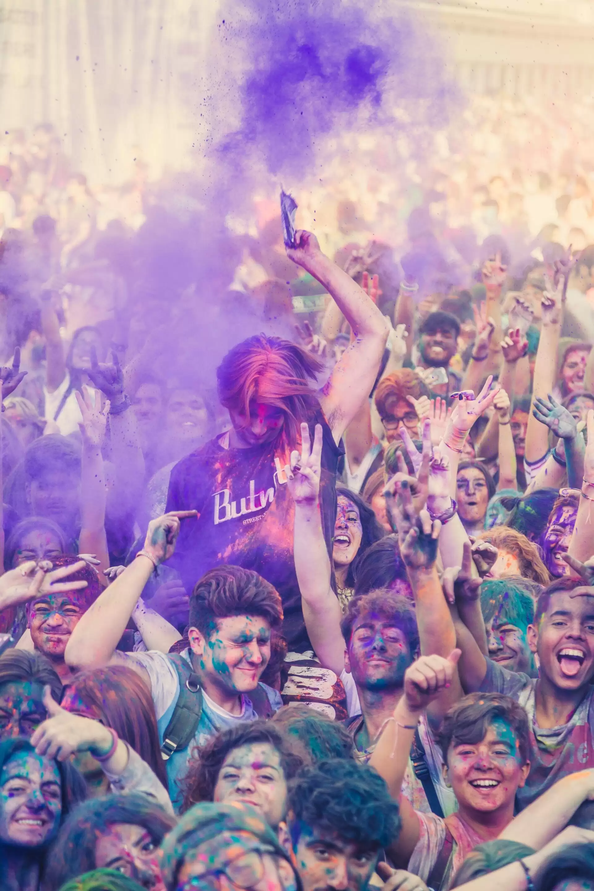 Holi Celebration: जाने भारत के अलावा कौन से देशों में भी रहता है होली का धमाल!!