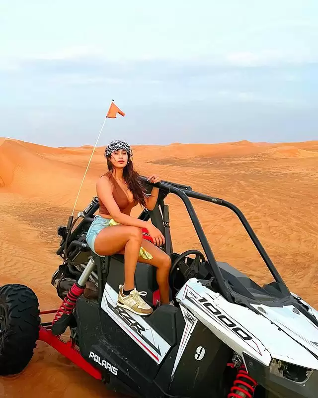 Janhvi Kapoor ने सोशल मीडिया पर लगाई आग, देखे तस्वीरें