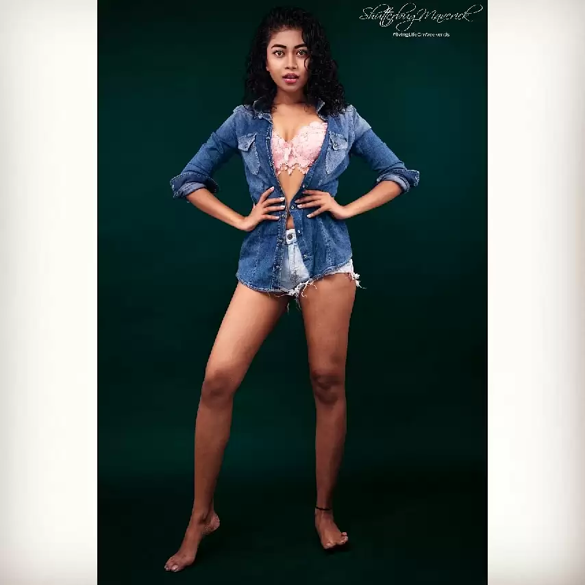 Model Sonali Haldar का कातिलाना लुक आया सामने, अदाएं बना रहीं लोगों को दीवाना