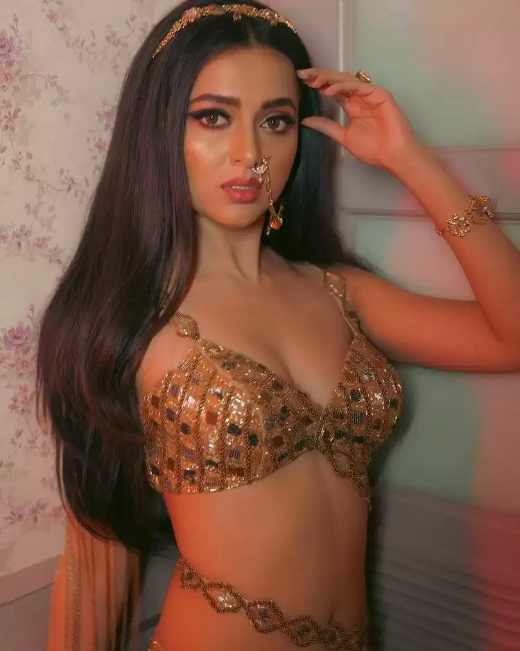 Tejasswi Prakash ने सबको किया मदहोश, देखे तस्वीरें!!