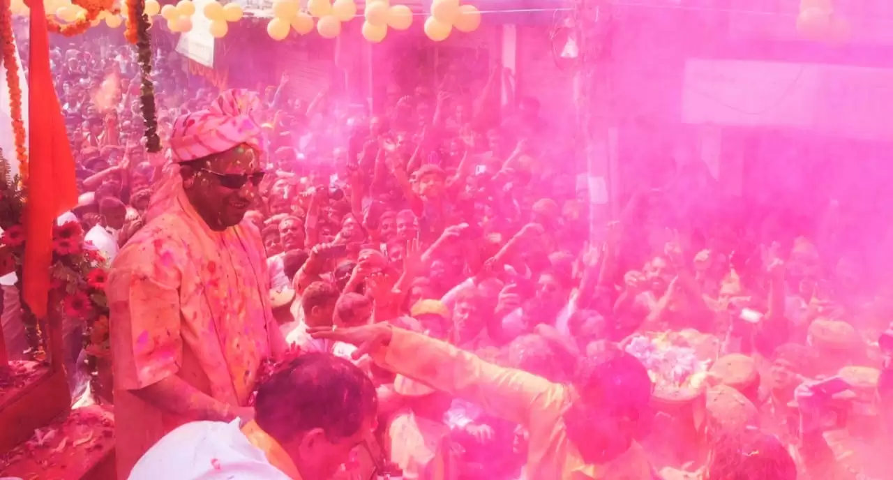 Yogi Adityanath celebrates Holi : आंखों पर काला चश्मा और गुलाबी पगड़ी पहन योगी आदित्यनाथ खूब उड़ाया रंग गुलाल