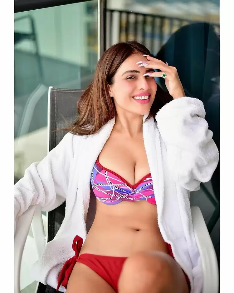 Neha Malik का बोल्ड अंदाज़ देख फैंस हुए दीवाने