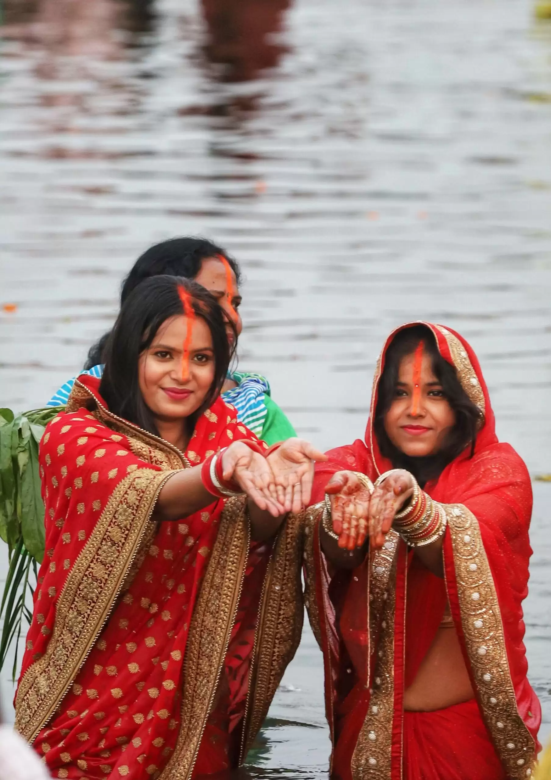लखनऊ में गोमती नदी के तट पर छठ पूजा करती महिला