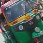 Viral Video: सड़क पर दौड़ते ऑटो की&nbsp;छत पर स्पाइडर मैन बना युवक